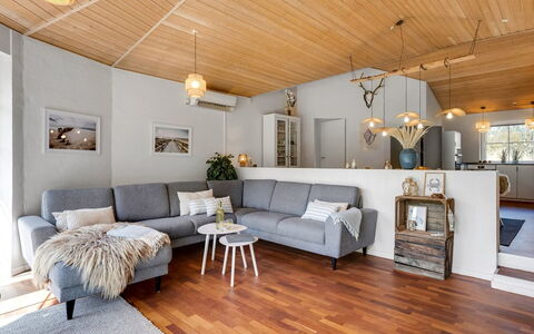 Ingmund - 2Km from the Sea: Interior Design, Möbel, Couch, Holz, Flooring, Decke, Wohnzimmer, Light Fixture, Fussboden, Zuhause