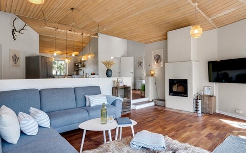 Ingmund - 2Km from the Sea: Möbel, Interior Design, Flooring, Couch, Holz, Decke, Wohnzimmer, Fussboden, Light Fixture, Zuhause