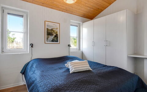 Ingmund - 2Km from the Sea: Holz, Decke, Schlafzimmer, Interior Design, Bett, Fussboden, Flooring, Zuhause, Bettdecke, Möbel
