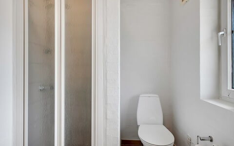 Ingmund - 2Km from the Sea: Wand, Flooring, Fussboden, Holz, Tür, Interior Design, Armatur, Zimmer, Badezimmer, Verbundwerkstoff