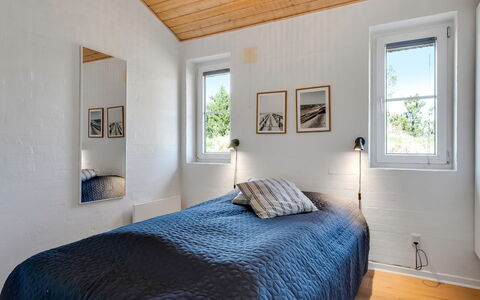 Ingmund - 2Km from the Sea: Holz, Decke, Interior Design, Schlafzimmer, Fussboden, Zuhause, Flooring, Bett, Light Fixture, Zimmer