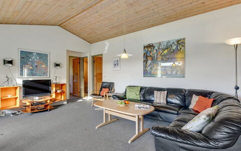 Tali - 700M from the Sea: Möbel, Interior Design, Flooring, Couch, Decke, Fussboden, Holz, Wohnzimmer, Zimmer, Beleuchtung