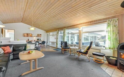 Tali - 700M from the Sea: Interior Design, Decke, Holz, Couch, Flooring, Möbel, Wohnzimmer, Fussboden, Zuhause