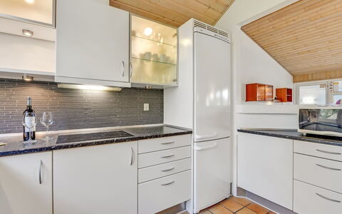 Tali - 700M from the Sea: Küche, Countertop, Küchengerät, Flooring, Interior Design, Major Appliance, Holz, Cabinetry, Fussboden, Decke