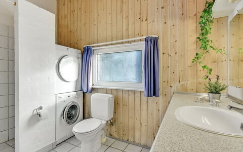 Tali - 700M from the Sea: Flooring, Holz, Fussboden, Armatur, Decke, Interior Design, Sinken, Badezimmer, Zimmer, Bad Sink
