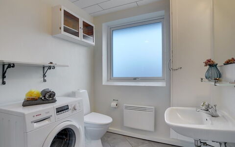 Dværg - 350M from the Sea: Flooring, Armatur, Fussboden, Interior Design, Decke, Zimmer, Badezimmer, Installation, Toilette, Sinken
