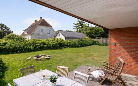 Dværg - 350M from the Sea: Gras, Strauch, Dach, Wohngebiet, Haus, Garten, Zuhause, Möbel, Grundstueck, Hütte