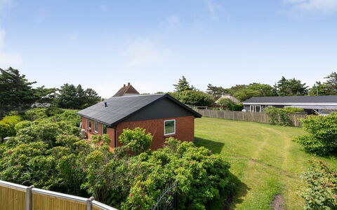 Dværg - 350M from the Sea: Gras, Dach, Haus, Strauch, Zuhause, Ländliches Gebiet, Hütte, Ground, Garten