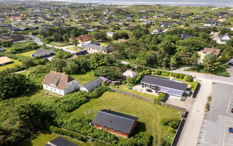 Dværg - 350M from the Sea: Wohngebiet, Vogelperspektive, Haus, Landschaft, Dach, Zuhause, Luftaufnahmen, Vorort, Grundstueck, Estate