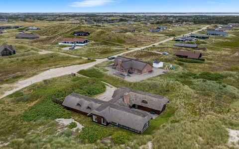Nicolaus - from the Sea: Gras, Haus, Dach, Zuhause, Hütte, Strauch, Grundstueck, Ländliches Gebiet, Bauernhaus, Ground