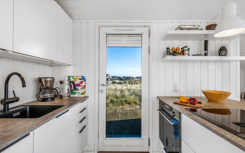 Thorgny - from the Sea: Holz, Küche, Flooring, Major Appliance, Countertop, Küchengerät, Fussboden, Interior Design, Haushaltsgerät, Holzboden