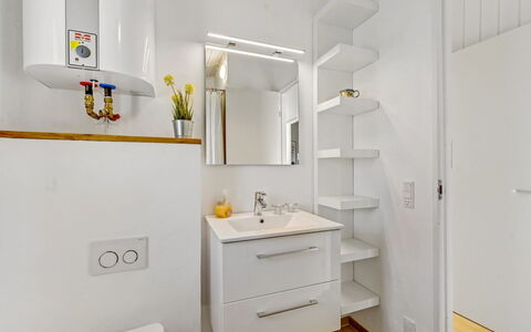 Thorgny - from the Sea: Wand, Armatur, Flooring, Holz, Interior Design, Badezimmerschrank, Fussboden, Badezimmer, Bad Sink, Cabinetry