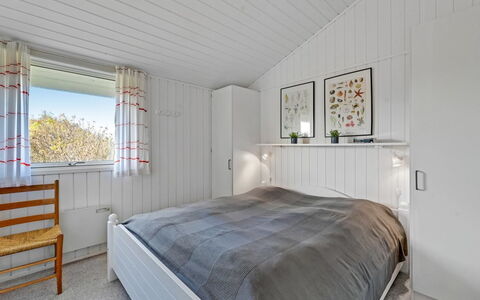 Thorgny - from the Sea: Holz, Schlafzimmer, Decke, Bett, Interior Design, Flooring, Fussboden, Möbel, Bettdecke, Bedding
