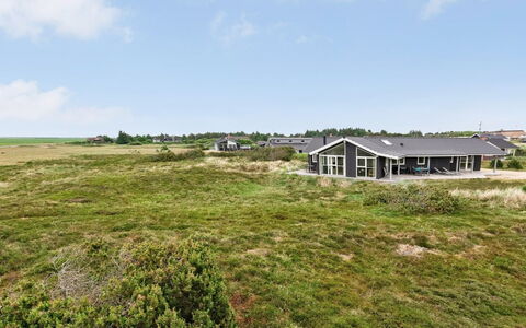 Luzia - 1.2Km from the Sea: Zuhause, Hütte, Veranda, Hartholz, Abstellgleis, Deck, Schatten, Planke, Estate, Gartenbauten