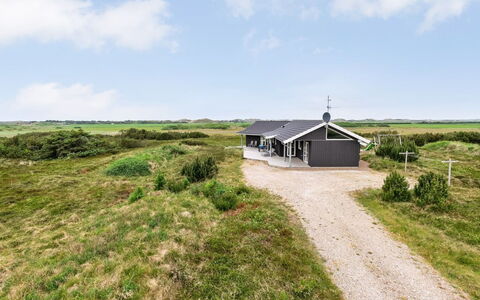 Luzia - 1.2Km from the Sea: Zuhause, Hütte, Veranda, Hartholz, Abstellgleis, Deck, Schatten, Planke, Estate, Gartenbauten