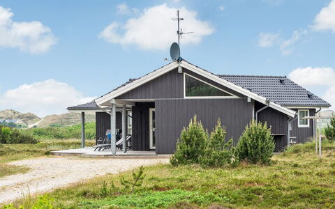 Luzia - 1.2Km from the Sea: Zuhause, Hütte, Veranda, Hartholz, Abstellgleis, Deck, Schatten, Planke, Estate, Gartenbauten