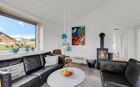 Hawarth - 300M to the Fjord: Möbel, Interior Design, Decke, Beleuchtung, Zuhause, Zimmer, Light Fixture, Wohnzimmer, Couch