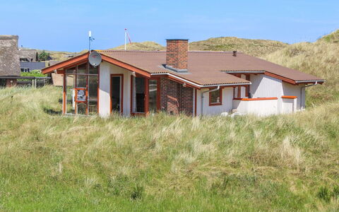 Jorma - 250M to the Fjord: Gras, Haus, Dach, Zuhause, Hütte, Strauch, Grundstueck, Ländliches Gebiet, Bauernhaus, Ground