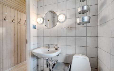 Elmeri - from the Sea: Flooring, Interior Design, Armatur, Fussboden, Bad Sink, Badezimmer, Decke, Sinken, Installation, Zapfhahn
