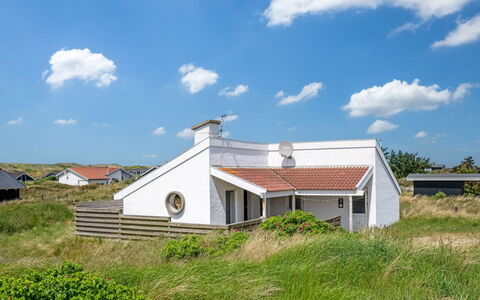 Jænis - from the Sea: Himmel, Gras, Gebäude, Dach, Zuhause, Haus, Die Architektur, Wohngebiet, Hütte, Grundstueck