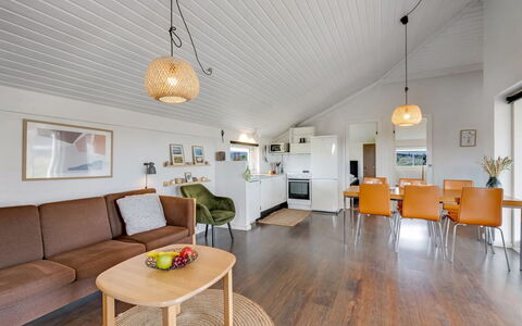Jænis - from the Sea: Möbel, Interior Design, Flooring, Holz, Decke, Couch, Fussboden, Light Fixture, Wohnzimmer, Zuhause
