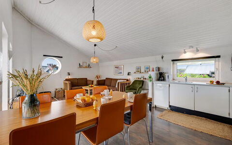 Jænis - from the Sea: Decke, Interior Design, Möbel, Zuhause, Fussboden, Küche & Esszimmer Tisch, Light Fixture, Couch, Wohnzimmer