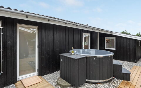 Doreen - from the Sea: Wohngebiet, Dach, Vorort, Auffahrt, Estate, Kamin