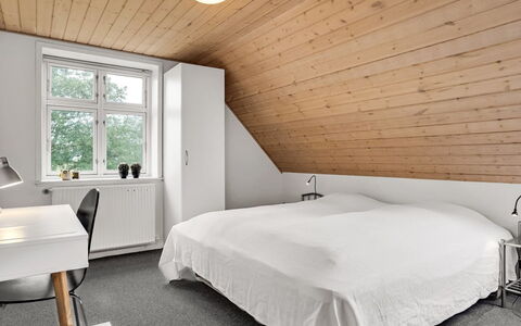 Eini - 4.5Km from the Sea: Flooring, Interior Design, Schlafzimmer, Holz, Bett, Fussboden, Decke, Möbel, Holzboden, Bettdecke