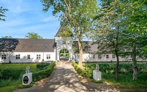 Eini - 4.5Km from the Sea: Estate, Hütte, Auffahrt, Rasen, Garten, Villa, Garten, Landscaping, Bauernhaus, Hof