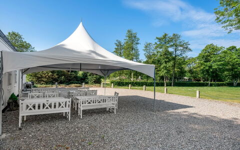Eini - 4.5Km from the Sea: Überdachung, Schatten, Gazebo, Garten, Outdoor Struktur, Zelt, Pavillon, Rasen, Landscaping, Park