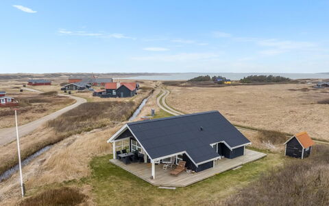 Galmand - 300M from the Sea: Zuhause, Dach, Haus, Hütte, Estate, Tür, Veranda, Abstellgleis, Bauernhaus, Schatten