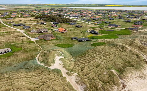 Filip - 100M from the Sea: Gras, Haus, Dach, Hütte, Zuhause, Strauch, Bauernhaus, Grundstueck, Ländliches Gebiet