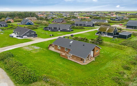 Erland - 500M from the Sea: Möbel, Interior Design, Stuhl, Flooring, Tabelle, Resort, Fussboden, Decke, Zimmer, Eco Hotel
