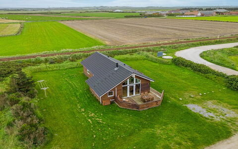 Erland - 500M from the Sea: Möbel, Interior Design, Stuhl, Flooring, Tabelle, Resort, Fussboden, Decke, Zimmer, Eco Hotel