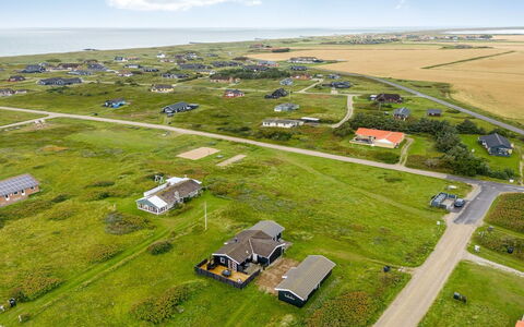 Viveka - 500M from the Sea: Landschaft, Einfach, Haus, Grundstueck, Ländliches Gebiet, Dach, Zuhause, Hütte, Feld, Dorf