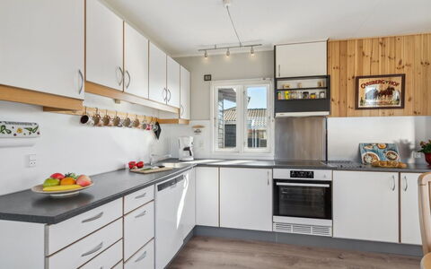 Viveka - 500M from the Sea: Küche, Küchengerät, Countertop, Major Appliance, Cabinetry, Interior Design, Flooring, Holz, Möbel, Haushaltsgerät