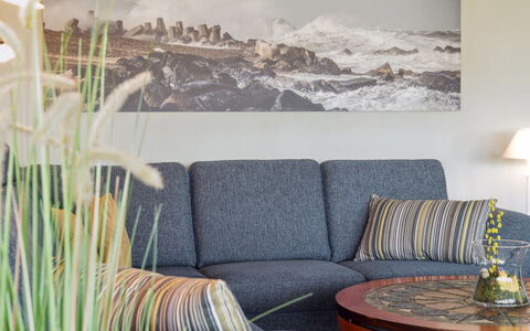 Viveka - 500M from the Sea: Möbel, Interior Design, Couch, Wohnzimmer, Bilderrahmen, Beleuchtung, Flooring, Zimmer, Zuhause, Fussboden