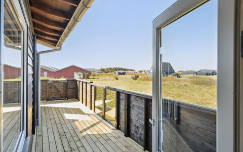 Viveka - 500M from the Sea: Himmel, Holz, Die Architektur, Grundstueck, Verbundwerkstoff, Planke, Deck, Hütte, Hartholz, Geländer