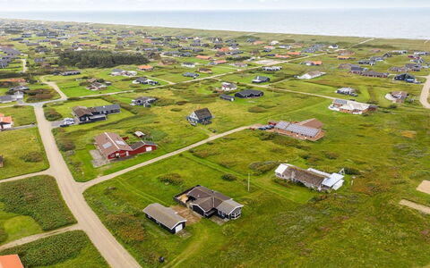 Viveka - 500M from the Sea: Haus, Landschaft, Dach, Grundstueck, Einfach, Ländliches Gebiet, Hütte, Dorf, Feld, Vorort