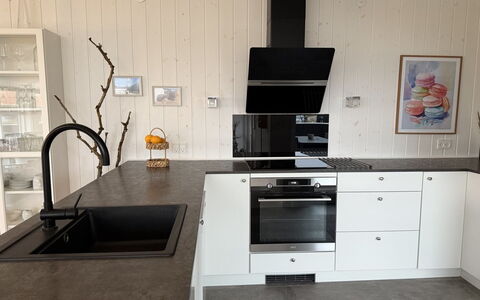 Mauri - 350M from the Sea: Flooring, Küche, Holz, Countertop, Fussboden, Cabinetry, Küchengerät, Herd, Interior Design, Holzboden
