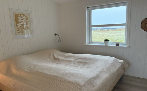 Mauri - 350M from the Sea: Holz, Schlafzimmer, Fussboden, Flooring, Bettdecke, Bett, Bedding, Linens, Bettrahmen, Holzboden