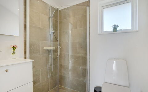 Mauri - 350M from the Sea: Flooring, Wand, Fussboden, Badezimmer, Interior Design, Armatur, Toilette, Installation, Beleuchtung, Zimmer