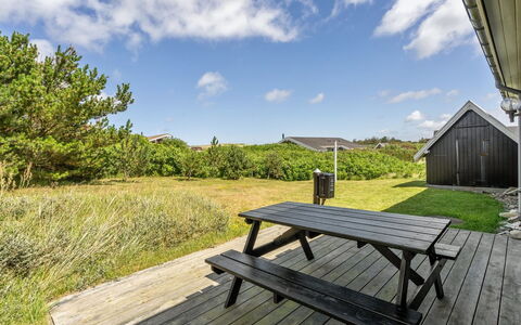 Usko - 250M from the Sea: Strauch, Urban Design, Ground, Backstein, Wohnung, Estate, Mauerwerk, Balkon, Landscaping