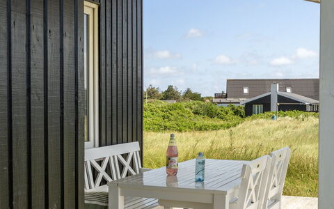 Usko - 250M from the Sea: Strauch, Urban Design, Ground, Backstein, Wohnung, Estate, Mauerwerk, Balkon, Landscaping