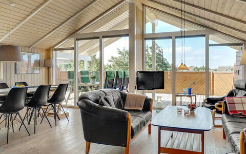 Horsten - 350M from the Sea: Holz, Zuhause, Hütte, Decke, Interior Design, Möbel, Veranda, Tür, Hartholz, Stuhl