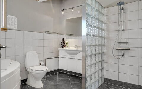 Horsten - 350M from the Sea: Flooring, Wand, Fussboden, Interior Design, Decke, Armatur, Fliese, Badezimmer, Installation, Verbundwerkstoff