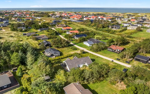 Lökea - 800M from the Sea: Dach, Haus, Zuhause, Hütte, Abstellgleis, Estate, Auffahrt, Gartenbauten, Garten, Schuppen