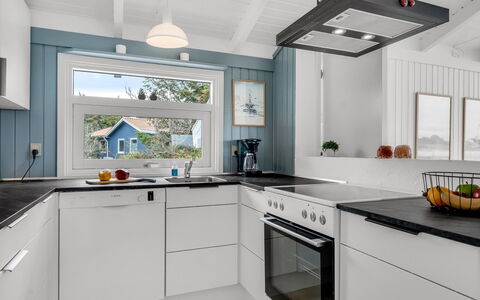 Laurentius - 300M from the Sea: Küche, Countertop, Küchengerät, Flooring, Cabinetry, Major Appliance, Interior Design, Haushaltsgerät, Fussboden, Herd