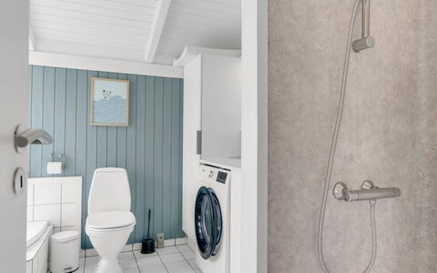 Laurentius - 300M from the Sea: Armatur, Flooring, Badezimmer, Fussboden, Toilette, Interior Design, Installation, Toilleten Sitz, Sinken, Zapfhahn