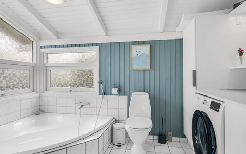 Laurentius - 300M from the Sea: Interior Design, Flooring, Armatur, Decke, Fussboden, Zapfhahn, Sinken, Badezimmer, Installation, Zuhause